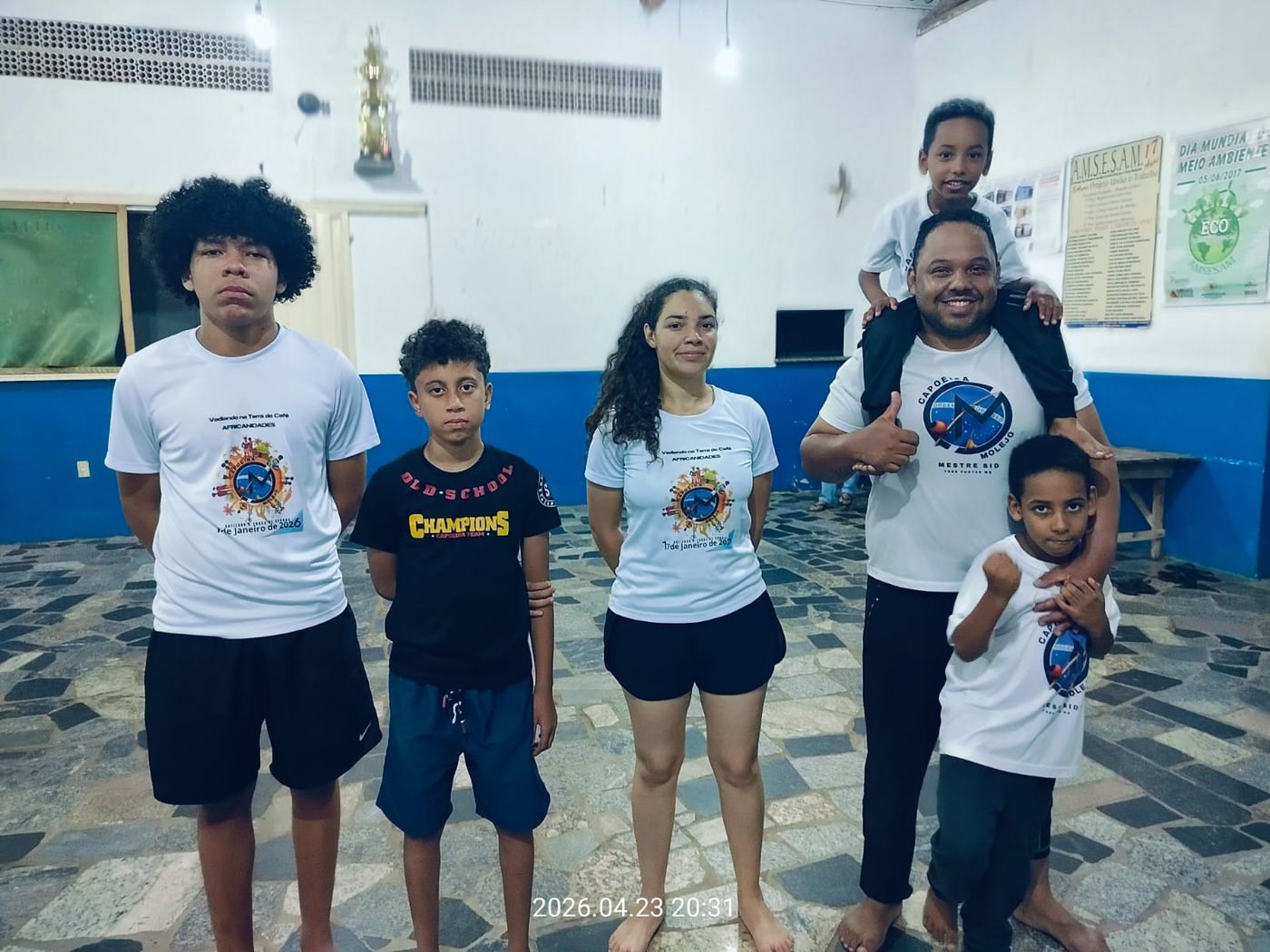 Alunos e professores com camisetas do grupo após a aula