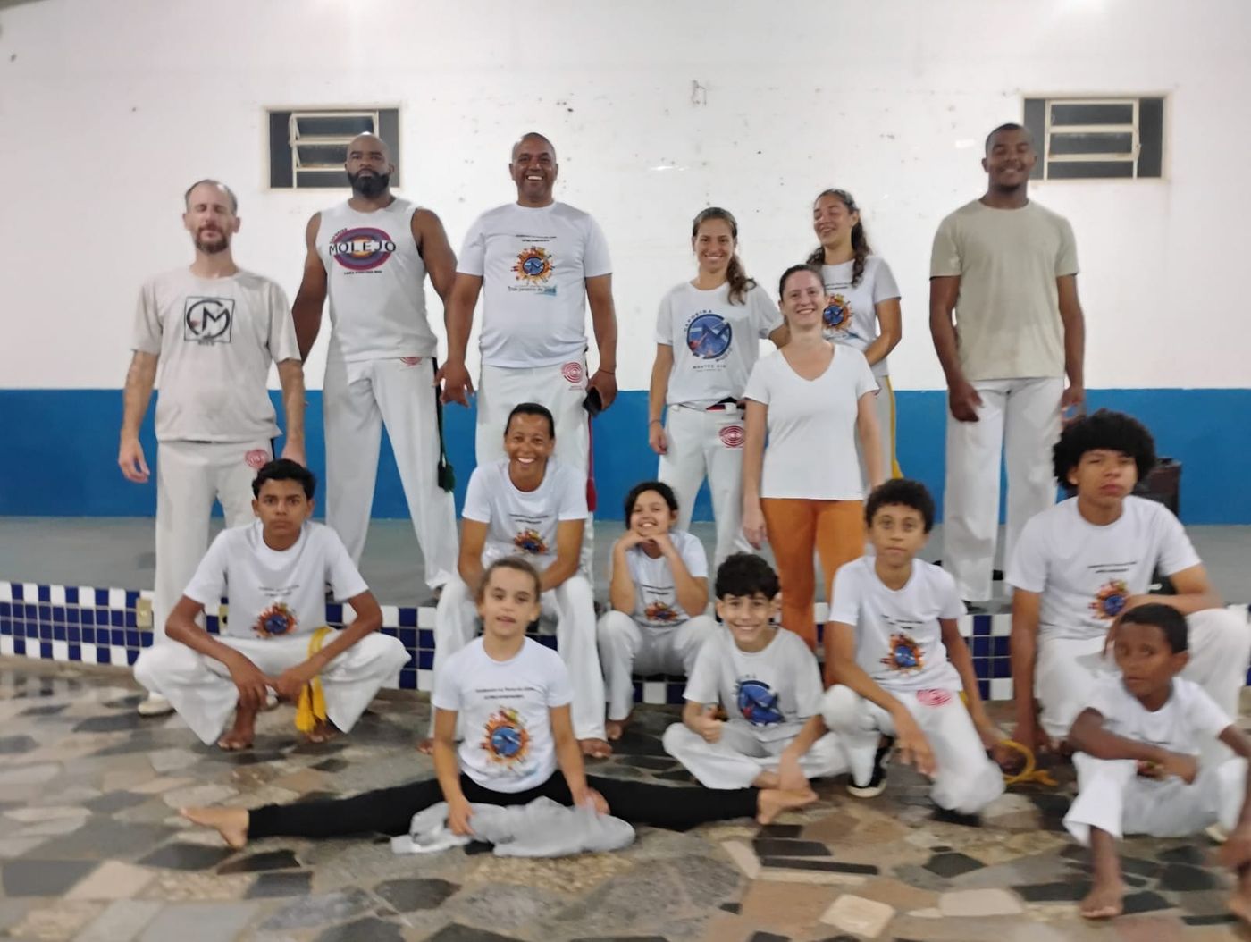 Turma do Clube Conviver e Crescer com o Instrutor Gigante